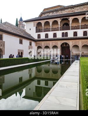 Grenade, Espagne - 21 octobre 2025 : Cour des myrtes aux palais Nasrides, l'Alhambra Banque D'Images