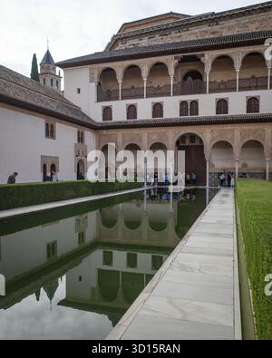 Grenade, Espagne - 21 octobre 2025 : Cour des myrtes aux palais Nasrides, l'Alhambra Banque D'Images