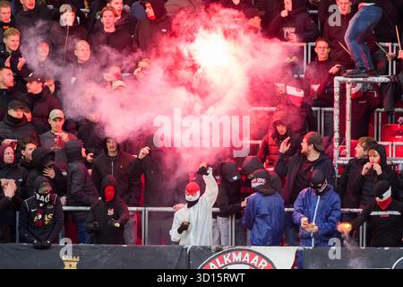 Alkmaar, pays-Bas. 26 octobre 2025. ALKMAAR, 26-10-2025, stade AFAS, saison 2025/2026, football néerlandais Eredivisie, match entre l'AZ et le FC Utrecht, Picture montre des feux d'artifice avant le coup d'envoi crédit : Pro Shots/Alamy Live News Banque D'Images