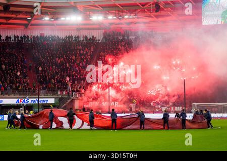 Alkmaar, pays-Bas. 26 octobre 2025. ALKMAAR, 26-10-2025, stade AFAS, saison 2025/2026, football néerlandais Eredivisie, match entre l'AZ et le FC Utrecht, Picture montre des feux d'artifice avant le coup d'envoi crédit : Pro Shots/Alamy Live News Banque D'Images