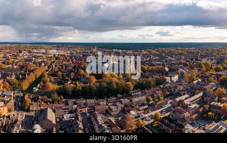 Vue panoramique aérienne d'un paysage urbain de York dans le North Yorkshire, Royaume-Uni avec la cathédrale York Minster et le toit d'un bâtiment historique Banque D'Images