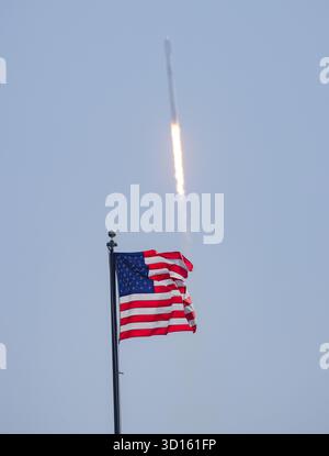 Cap Canaveral, États-Unis. 26 octobre 2025. A 11h00 dimanche 26 octobre 2025 SpaceX lance son Starlink 10-21 Cape Canaveral Florida avec B-1077-24 atterrissant sur ASOG. Cela marque le 89e lancement de toutes les aires de lancement de Floride et SpaceX 136e mission année après année. (Photo de Scott Schilke/SipaUSA) crédit : Sipa USA/Alamy Live News Banque D'Images