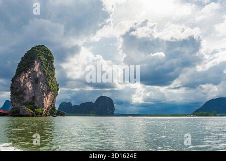 Baie de Phang Nga avec monts rocheux, près du village flottant de Koh Panyee, Thaïlande Banque D'Images