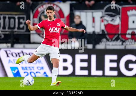 Alkmaar, pays-Bas. 26 octobre 2025. ALKMAAR, PAYS-BAS - OCTOBRE 26 : Alexandre pénétra de l'AZ Alkmaar court avec le ballon lors du match néerlandais Eredivisie entre l'AZ Alkmaar et le FC Utrecht au stade AFAS le 26 octobre 2025 à Alkmaar, pays-Bas. (Photo de Ed van de Pol/Orange Pictures) crédit : Orange pics BV/Alamy Live News Banque D'Images