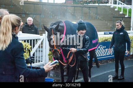 Liverpool, Royaume-Uni. Dimanche 26 octobre 2025. Edith Pelham après avoir remporté le Racing TV Mares Open National Hunt Flat Race à Aintree. Crédit JTW Equine images / Alamy Live News Banque D'Images
