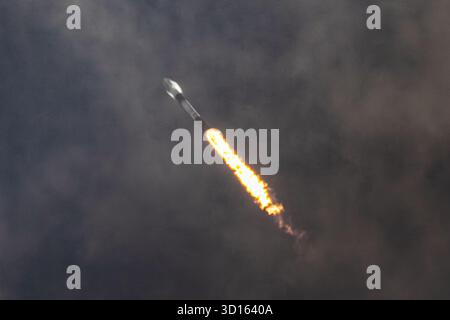 Cap Canaveral, États-Unis. 26 octobre 2025. SpaceX lance sa fusée Falcon 9 le 26 octobre 2025 avec un lot de satellites Starlink de SLC-40 à Cape Canaveral, FL. (Photo de Michael Cain Jr./Sipa USA) crédit : Sipa USA/Alamy Live News Banque D'Images