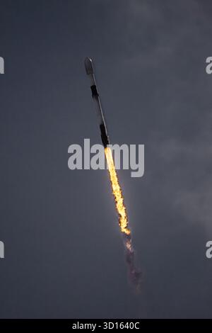 Cap Canaveral, États-Unis. 26 octobre 2025. SpaceX lance sa fusée Falcon 9 le 26 octobre 2025 avec un lot de satellites Starlink de SLC-40 à Cape Canaveral, FL. (Photo de Michael Cain Jr./Sipa USA) crédit : Sipa USA/Alamy Live News Banque D'Images