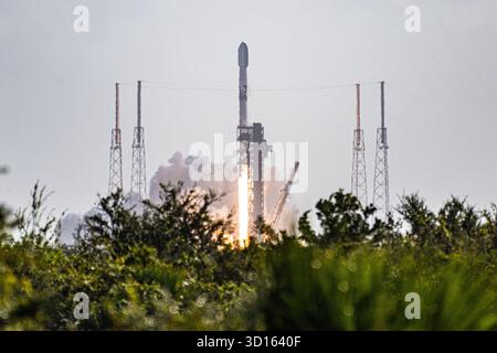 Cap Canaveral, États-Unis. 26 octobre 2025. SpaceX lance sa fusée Falcon 9 le 26 octobre 2025 avec un lot de satellites Starlink de SLC-40 à Cape Canaveral, FL. (Photo de Michael Cain Jr./Sipa USA) crédit : Sipa USA/Alamy Live News Banque D'Images