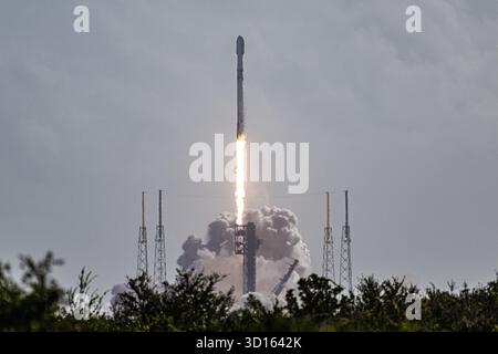 Cap Canaveral, États-Unis. 26 octobre 2025. SpaceX lance sa fusée Falcon 9 le 26 octobre 2025 avec un lot de satellites Starlink de SLC-40 à Cape Canaveral, FL. (Photo de Michael Cain Jr./Sipa USA) crédit : Sipa USA/Alamy Live News Banque D'Images