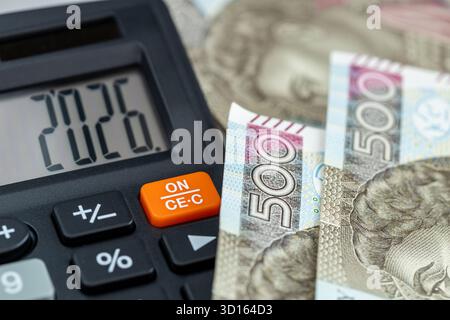 Pologne argent. Finances 2026. Business et concept économique. Symbole du zloty polonais. L'année 2026 affichée sur une calculatrice. Contexte financier. Banque D'Images
