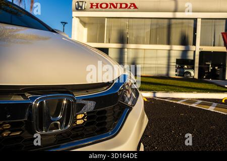Marilia, SP, Brésil, 29 mai 2025. Gros plan d'une voiture Honda blanche présentant la calandre, le phare et le logo de la marque devant une concession im Marilia Banque D'Images