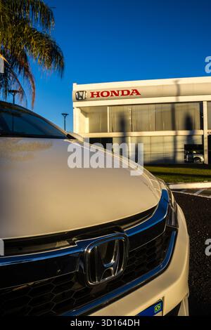 Marilia, SP, Brésil, 29 mai 2025. Gros plan d'une voiture Honda blanche présentant la calandre, le phare et le logo de la marque devant une concession im Marilia Banque D'Images