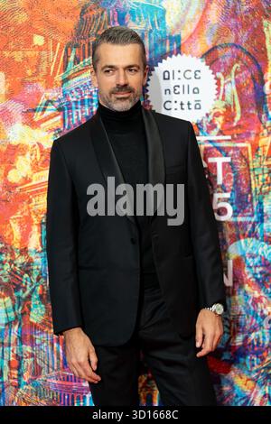 Rome, Italie. 26 octobre 2025. Luca Argentero assiste au tapis rouge Una famiglia sottosopra à l'Auditorium Conciliazione à Rome, Italie, le 25 octobre 2025. (Photo de Luca Carlino/NurPhoto) crédit : NurPhoto SRL/Alamy Live News Banque D'Images