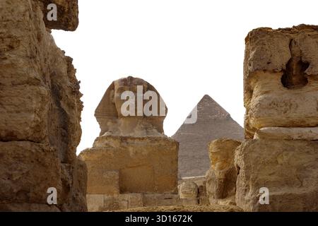 Le Grand Sphinx à Gizeh avec la pyramide de Khafre en arrière-plan Banque D'Images