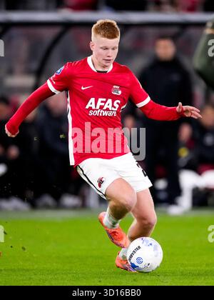 Alkmaar, pays-Bas. 26 octobre 2025. ALKMAAR, PAYS-BAS - OCTOBRE 26 : Kees Smit de l'AZ Alkmaar court avec le ballon lors du match néerlandais Eredivisie entre l'AZ Alkmaar et le FC Utrecht au stade AFAS le 26 octobre 2025 à Alkmaar, pays-Bas. (Photo de Ed van de Pol/Orange Pictures) crédit : Orange pics BV/Alamy Live News Banque D'Images