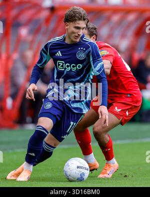 Enschede, pays-Bas. 26 octobre 2025. Enschede - Mika Godts de l'AFC Ajax Amsterdam court avec le ballon lors de la dixième manche de compétition de la saison Eredivisie 2025/2026. Le match se déroule entre le FC Twente et l'AFC Ajax Amsterdam au de Grolsch Veste le 26 octobre 2025 à Enschede, aux pays-Bas. (VK Sportphoto/Raymond Smit) crédit : Parallax Pictures/Alamy Live News Banque D'Images
