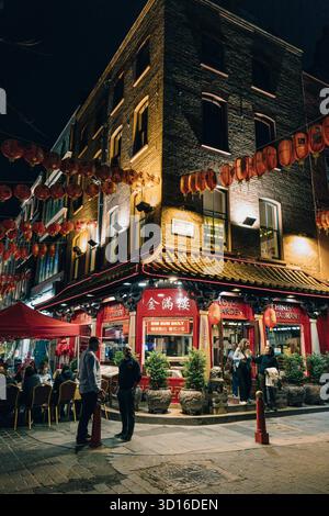 Restaurants et lanternes chinoises dans Chinatown la nuit, Londres, Angleterre Banque D'Images