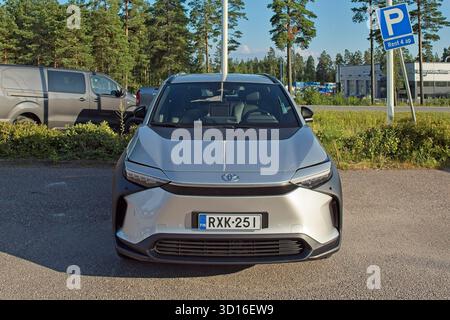 Horsbäck, Raasepori, Finlande - 2 août. 2025 : voiture Toyota BZ4X garée. Banque D'Images
