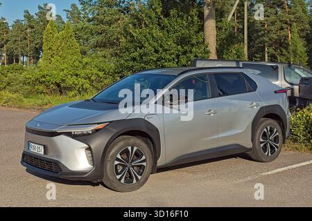 Horsbäck, Raasepori, Finlande - 2 août. 2025 : voiture Toyota BZ4X garée. Banque D'Images