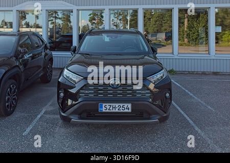 Horsbäck, Raasepori, Finlande - 2 août. 2025 : Toyota RAV 4 V 2,5 Hybrid (2025) stationné. Banque D'Images