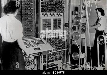 BLETCHLEY PARK, BUCKINGHAMSHIRE, ANGLETERRE, Royaume-Uni - Un ordinateur de rupture de code Colossus Mark 2 exploité par les Wrens Dorothy du boisson (à gauche) et Elsie Booker (à droite) au cours de l'été 1943 à Bletchley Park dans le Buckinghamshire, Angleterre, Royaume-Uni. En plus de déchiffrer les codes Enigma allemands, des machines comme Colossus développées par Alan Turing ont ouvert la voie aux ordinateurs modernes d'aujourd'hui - photo : Geopix Banque D'Images