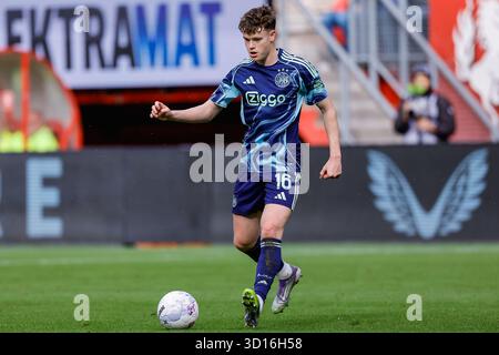 Enschede, pays-Bas. 26 octobre 2025. Enschede - James McConnell de l'AFC Ajax Amsterdam court avec le ballon lors de la dixième manche de compétition de la saison Eredivisie 2025/2026. Le match se déroule entre le FC Twente et l'AFC Ajax Amsterdam au de Grolsch Veste le 26 octobre 2025 à Enschede, aux pays-Bas. (VK Sportphoto/Raymond Smit) crédit : Parallax Pictures/Alamy Live News Banque D'Images