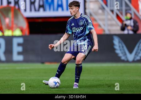 Enschede, pays-Bas. 26 octobre 2025. Enschede - James McConnell de l'AFC Ajax Amsterdam frappe le ballon lors de la dixième manche de compétition de la saison Eredivisie 2025/2026. Le match se déroule entre le FC Twente et l'AFC Ajax Amsterdam au de Grolsch Veste le 26 octobre 2025 à Enschede, aux pays-Bas. (VK Sportphoto/Raymond Smit) crédit : Parallax Pictures/Alamy Live News Banque D'Images