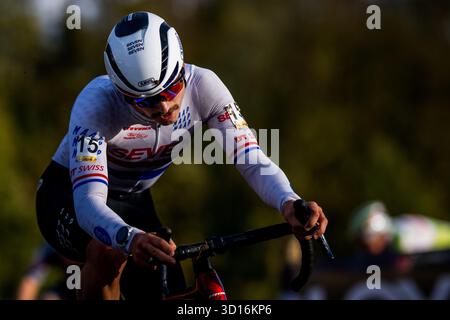 Overijse, Belgique. 26 octobre 2025. Le Britannique Cameron Mason photographié en action lors de la course d'élite masculine de la course Superprestige d'Overijse, étape 2 (sur 8) de la compétition Superprestige cyclocross, à Overijse, dimanche 26 octobre 2025. BELGA PHOTO JASPER JACOBS crédit : Belga News Agency/Alamy Live News Banque D'Images