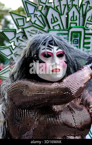 Personne en costume élaboré et masque théâtral avec un maquillage audacieux se produisant pendant le défilé Xantolo (jour des morts) à San Luis Potosi, Mexique Banque D'Images