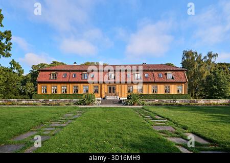 Oslo, Norvège - 7 septembre 2025 : Toyen Manor House, l'un des plus anciens bâtiments de la ville et abritant un café et un espace d'exposition, jardin botanique Banque D'Images