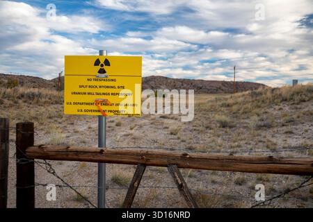 Jeffrey City, Wyoming - des panneaux « interdiction d'intrusion » ornent le périmètre d'une ancienne mine et usine d'uranium qui a fonctionné de 1957 à 1981. Queue d'uranium Banque D'Images