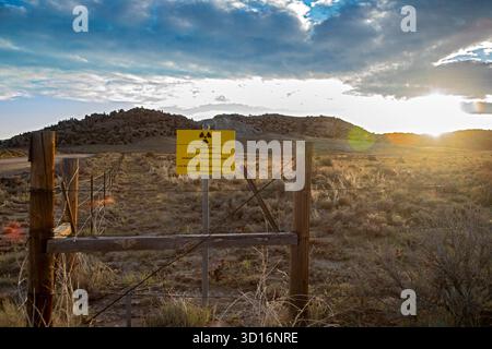 Jeffrey City, Wyoming - le soleil se lève derrière un panneau « interdiction d'intrusion » qui orne le périmètre d'une ancienne mine d'uranium et d'un moulin qui fonctionnait à partir de Banque D'Images