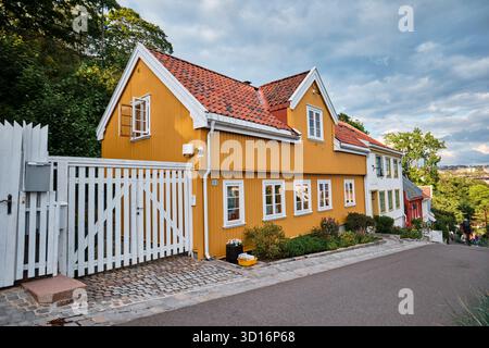 Oslo, Norvège - 12 septembre 2025 : belle vue sur la rue des maisons en bois damstredet et telthusbakken Banque D'Images