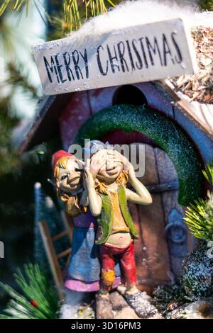 Figurines d'elfe de Noël dans une décoration festive Banque D'Images