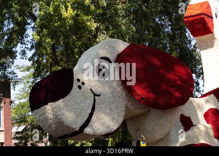 Le flotteur de parade florale en forme de chien joyeux est entouré d'arbres et de lumière du soleil lors de l'événement floral de Giethoorn en septembre 2025. Banque D'Images