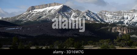 Vue panoramique sur Ear Mountain et le front des montagnes Rocheuses depuis les contreforts du comté rural de Teton, Montana. Banque D'Images