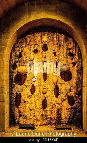Anciens navires en argile exposés dans la cave à vin rustique en pierre Banque D'Images