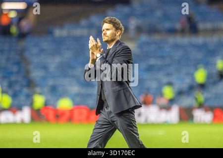Glasgow, Royaume-Uni. 26 octobre 2025. Les Rangers FC ont joué contre le Kilmarnock FC au stade Ibrox, le stade des Rangers, lors d'un match de premier rang de William Hill. Le score final était Rangers 3 - 1 Kilmarnock. Danny Rohl, entraîneur-chef des Rangers, applaudit les supporters et les supporters à la fin du match. Crédit : Findlay/Alamy Live News Banque D'Images