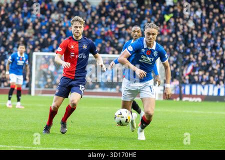 26 octobre 2025. Glasgow, Royaume-Uni. Les Rangers FC ont joué contre le Kilmarnock FC au stade Ibrox, le stade des Rangers, lors d'un match de premier rang de William Hill. Le score final était Rangers 3 - 1 Kilmarnock. Thelo Aasgaard (R11) sort David Watson (K12) crédit : Findlay/ Alamy Live News Banque D'Images
