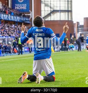 26 octobre 2025. Glasgow, Royaume-Uni. Les Rangers FC ont joué contre le Kilmarnock FC au stade Ibrox, le stade des Rangers, lors d'un match de premier rang de William Hill. Le score final était Rangers 3 - 1 Kilmarnock. Youssef Chermiti (R9) fête avec prière après avoir marqué le 3ème but des Rangers en 72 minutes. Crédit : Findlay/ Alamy Live News Banque D'Images