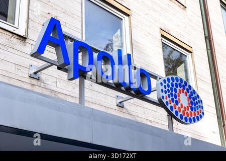 Einzelhandel in Innenstadt, Nürnberg, 26.10.2025 Detailaufnahme des logos der Optikerkette Apollo an der Fassade eines Geschäftsgebäudes in der Innenstadt von Nürnberg. DAS Bild zeigt die auffällige Beschilderung mit dem blau-roten Markenzeichen und dem Schriftzug Apollo. Nürnberg Bayern Deutschland *** Retail in City Center, Nuremberg, 26 10 2025 gros plan du logo de la chaîne d'opticiens Apollo sur la façade d'un bâtiment commercial dans le centre-ville de Nuremberg L'image montre la signalisation accrocheuse avec la marque bleue et rouge et le lettrage Apollo Nuremberg Bavaria Allemagne 20251 Banque D'Images