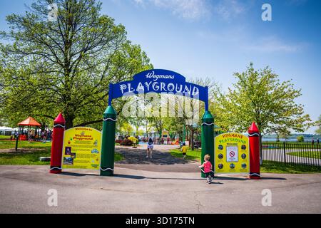Syracuse, NY, États-Unis - 18 mai 2019 : entrée au terrain de jeu Wegmans au parc national d'Onondaga Lake. Banque D'Images