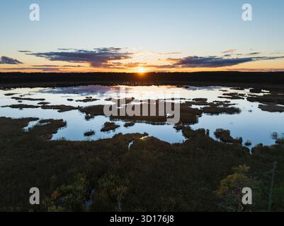 Vue aérienne d'un drone d'un beau coucher de soleil sur le lac Seli dans Seli Bog, Estonie, avec de superbes reflets d'eau. Banque D'Images