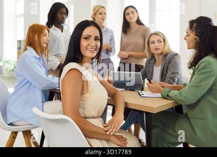 Équipe diversifiée de femmes d'affaires discutant de stratégie ensemble dans un bureau moderne Banque D'Images
