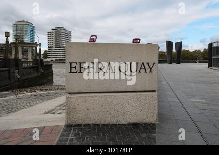 Espace ouvert du quai Effra créé au-dessus des excavations pour le système d’égout super Thames Tideway. Le site est nommé d'après l'ancienne rivière Effra Banque D'Images