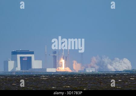 Cap Canaveral, Floride, États-Unis. 26 octobre 2025. Une fusée SpaceX Falcon 9 transportant 28 satellites Starlink décolle du Space Launch Complex-40 à Cape Canaveral Space Force Station, Floride, à 11 h HAE le 26 octobre 2025. (Crédit image : © Jennifer Briggs/ZUMA Press Wire) USAGE ÉDITORIAL SEULEMENT ! Non destiné à UN USAGE commercial ! Banque D'Images