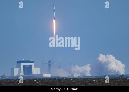 Cap Canaveral, Floride, États-Unis. 26 octobre 2025. Une fusée SpaceX Falcon 9 transportant 28 satellites Starlink décolle du Space Launch Complex-40 à Cape Canaveral Space Force Station, Floride, à 11 h HAE le 26 octobre 2025. (Crédit image : © Jennifer Briggs/ZUMA Press Wire) USAGE ÉDITORIAL SEULEMENT ! Non destiné à UN USAGE commercial ! Banque D'Images