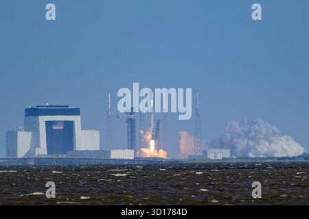 Cap Canaveral, Floride, États-Unis. 26 octobre 2025. Une fusée SpaceX Falcon 9 transportant 28 satellites Starlink décolle du Space Launch Complex-40 à Cape Canaveral Space Force Station, Floride, à 11 h HAE le 26 octobre 2025. (Crédit image : © Jennifer Briggs/ZUMA Press Wire) USAGE ÉDITORIAL SEULEMENT ! Non destiné à UN USAGE commercial ! Banque D'Images