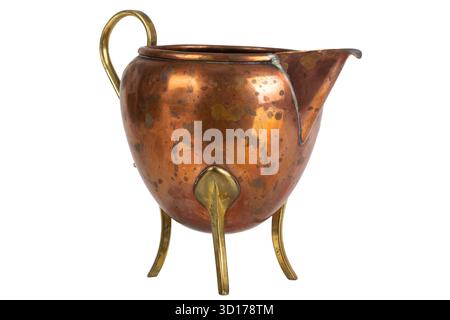 Pichet en cuivre vintage avec base de trépied. Isolé sur fond blanc. Banque D'Images