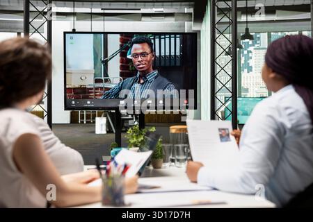 Le processus de recrutement se poursuit lorsqu’un demandeur d’emploi participe à un entretien en ligne, répond aux questions et se connecte avec les employés des RH via un réseau sécurisé et une plateforme de partage d’écran. Banque D'Images